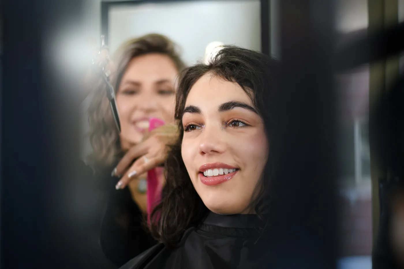 Francisca trabajando con una clienta frente al espejo