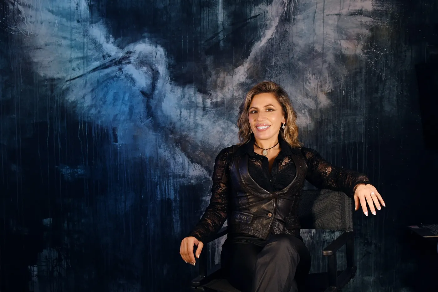 Francisca sentada frente al mural de Fénix