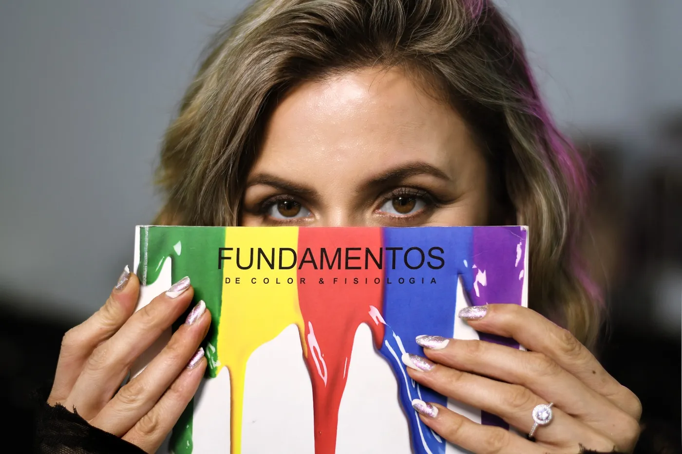 Francisca con el libro Fundamentos de color y fisiología