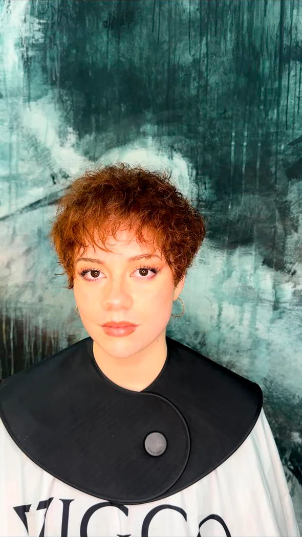Pixie rizado con color cobrizo, de frente