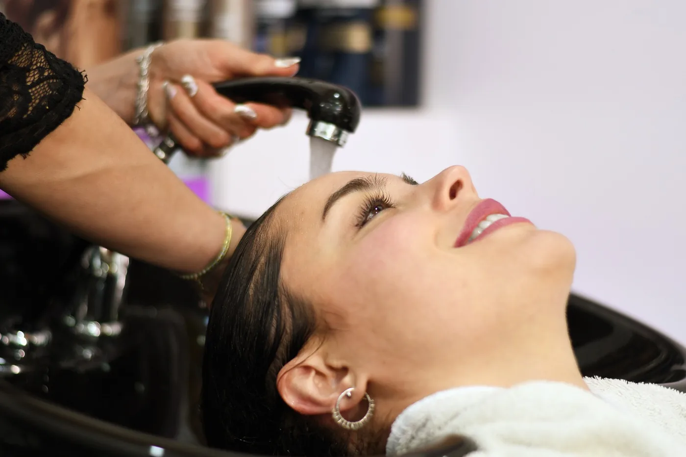 Lavado de cabello relajante en el spa capilar